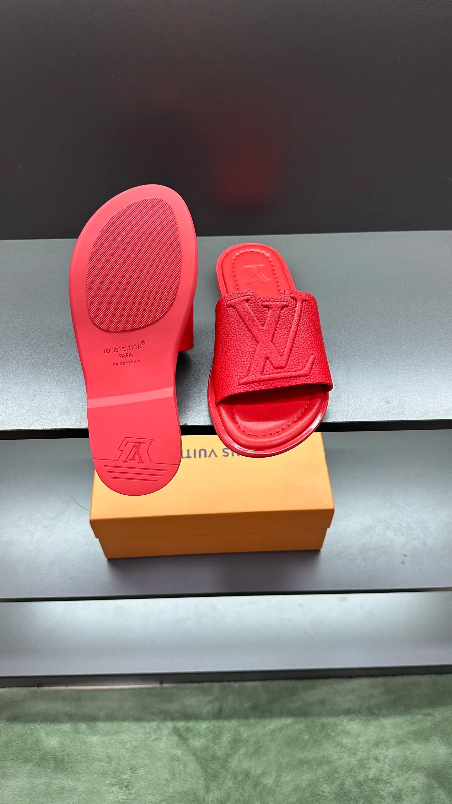 P280 🔍Top purchasing agent LV men's spring and summer slippers counter synchronized. The uppers are made of cowhide fabric imported from Italy, with logo graphics and high-quality craftsmanship. The soles are: original soles specially provided by the original factory. Exclusive molded soles are super comfortable. Original factory follow-up orders. 🔍🔍High quality. You can enter and exit the counter at will. Welcome to compare. Size 38-45